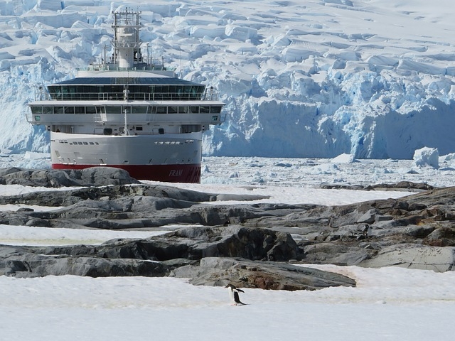 O turismo na Antártida vem crescendo devido à curiosidade sobre o continente gelado e o avanço da tecnologia. Empresas de navios fazem pacotes para cruzeiros até lá.  Reprodução: Flipar