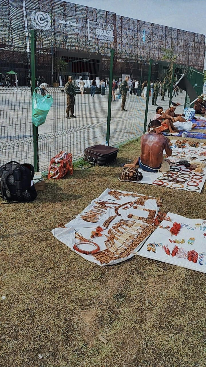 Vendedores na porta da COP30. Foto: Michelle Valente / enviada especial do Portal iG