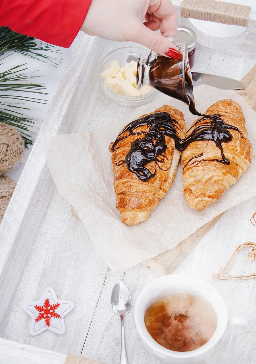 Um bom croissant deve ter um bom aspecto, como uma lua em quarto crescente, com uma crosta crocante e uma bela cor dourada. As pontas devem estar descoladas do meio, e o miolo deve ser alvo, aerado, e mostrar a consistência certa. Reprodução: Flipar