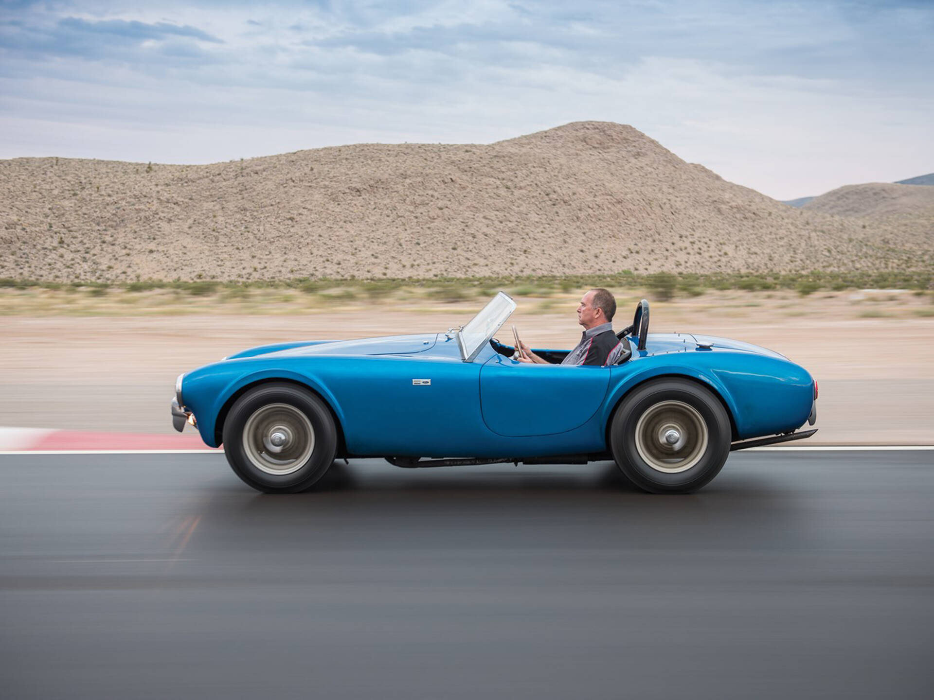 O primeiro Shelby Cobra, construído pelo próprio Carroll Shelby em 1962, quando colocou o motor 4.3 V8 da Ford dentro do pequeno AC Ace.. Foto: Divulgação/RM Auctions