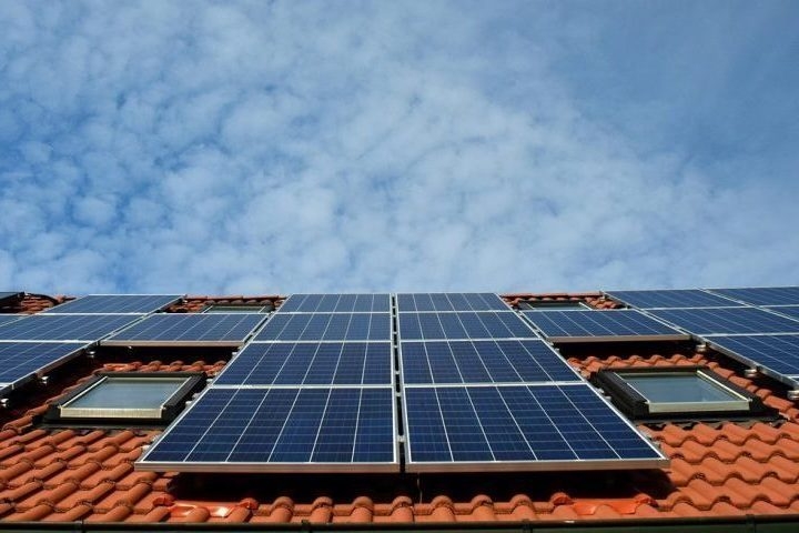Hoje, o sistema conta com 24 painéis solares de 440 watts cada e fornece energia contínua sem depender da rede elétrica.  Reprodução: Flipar