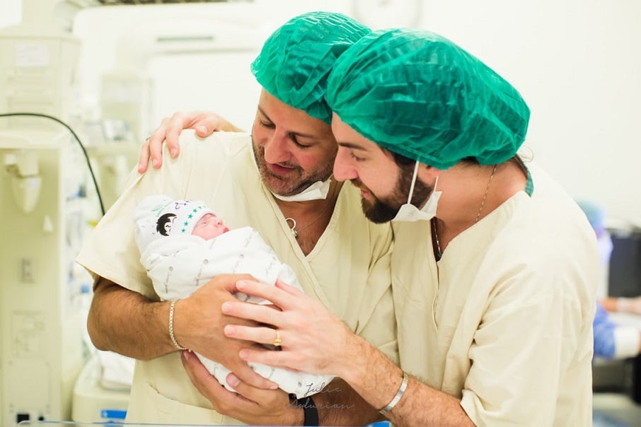 O casal André Tonanni e Hélio Heluane com o filho recém-nascido, Filippo.. Foto: Divulgação