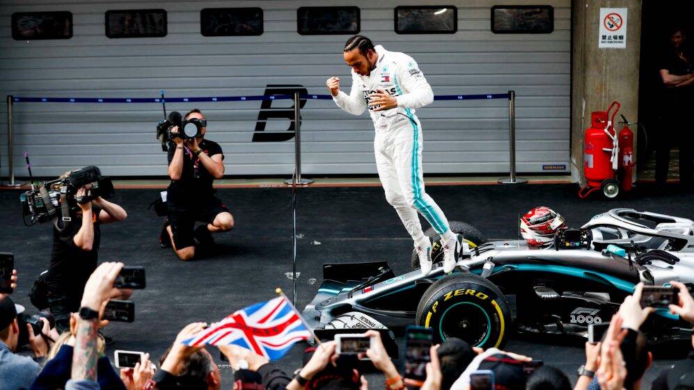 Hamilton comemora após vencer o GP da China na madrugada deste domingo. Foto: Reprodução/@F1