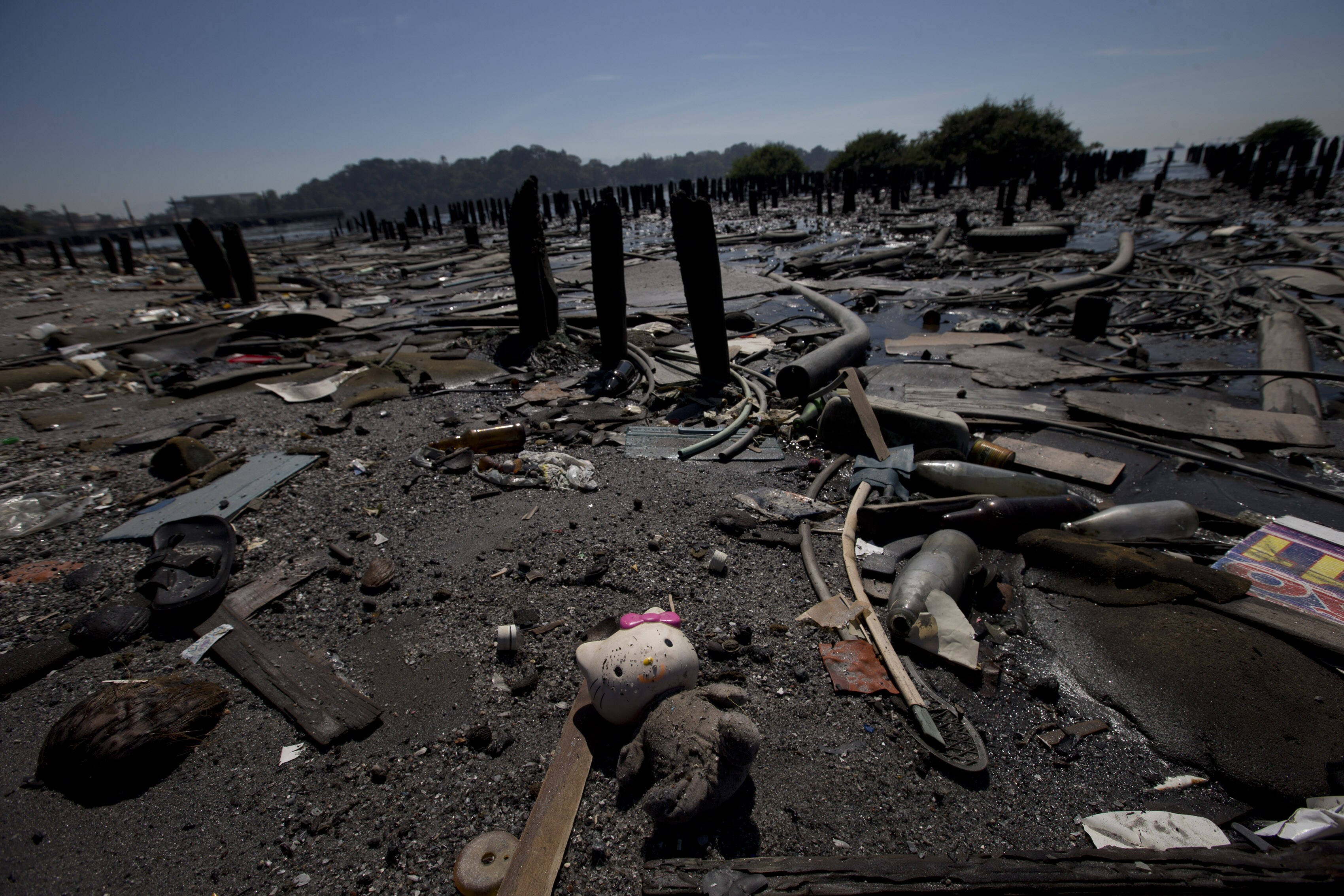 Poluição na Baía de Guanabara, um dos locais de provas nos Jogos do Rio 2016. Promessa de despoluição da área não foi cumprida. Foto: Silvia Izquierdo/AP