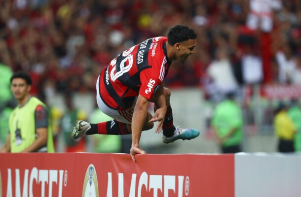 A multa rescisória é de mais de 100 milhões de euros (cerca de R$ 536 milhões na cotação atual) para equipes do exterior. O vínculo é até 2027. - Foto: Gilvan de Souza/Flamengo