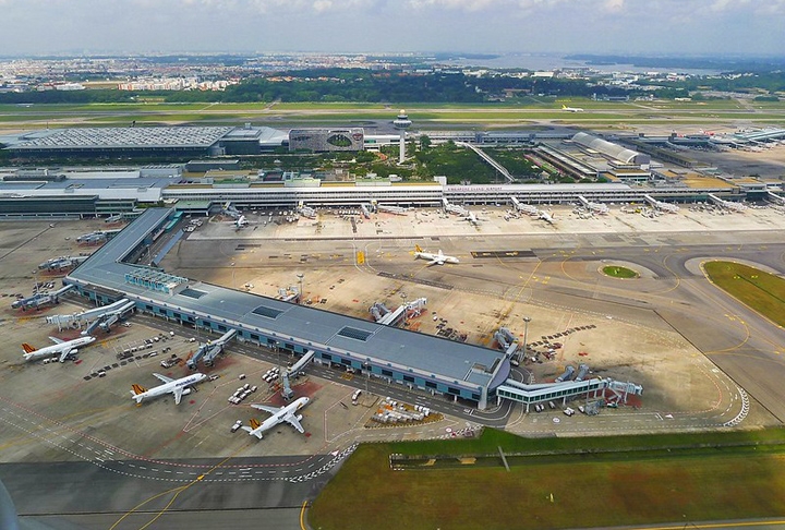 O Aeroporto Internacional de Changi, em Singapura, chegou a ser eleito o melhor aeroporto do mundo pelo Skytrax por sete anos consecutivos, de 2013 a 2019.