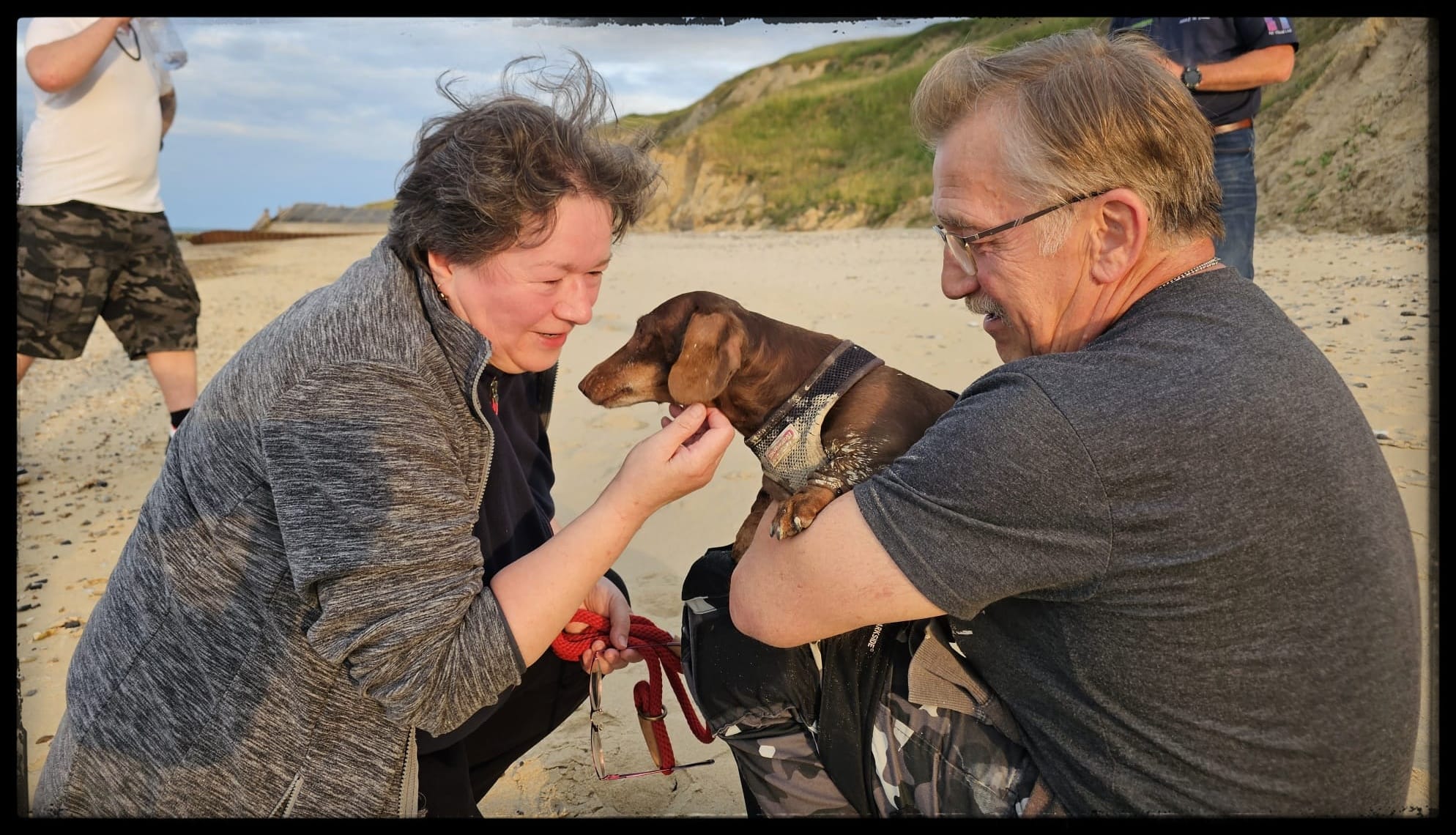 Ella Derkacz, a tutora, reencontra aliviada sua cachorrinha de estimação. Foto: Reprodução/Drone to Home - 13/07/2023