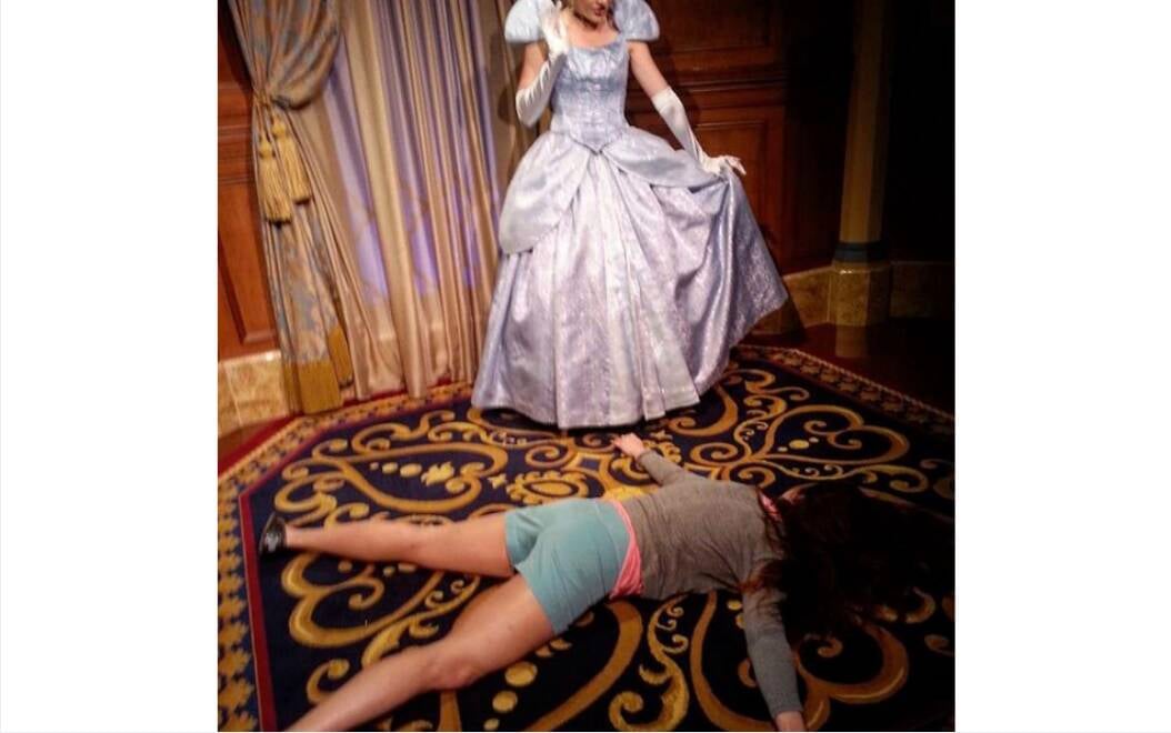 Até Cinderela se assustou com a ideia da artista em uma visita a Disney. Foto: Reprodução/Instagram/@stefdies