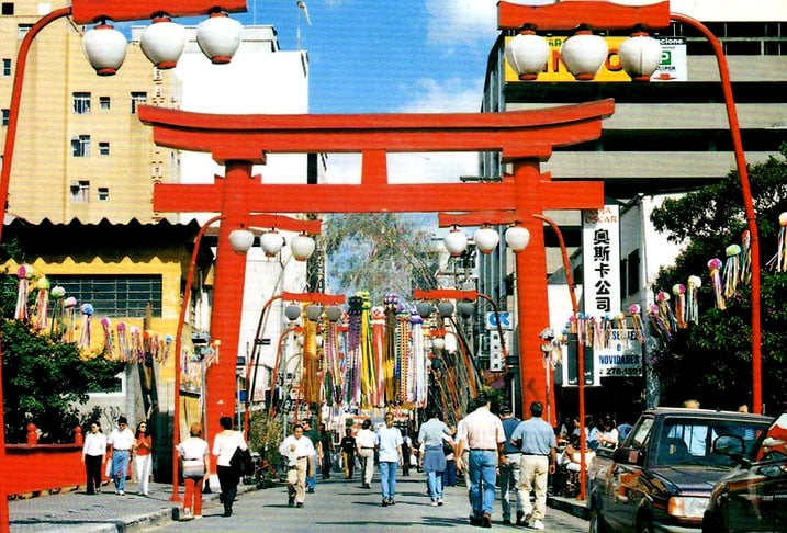 Bairro da Liberdade - Situado na zona central, é o maior reduto de japoneses da capital paulista. E também tem comunidades de imigrantes da China, Coreia e Taiwan. Possui farto comércio e promove festas típicas da tradição japonesa que atraem moradores e turistas. Reprodução: Flipar