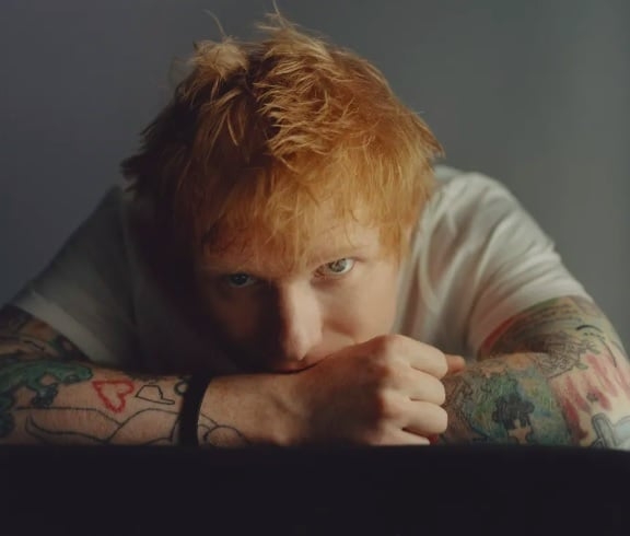 Ao longo de sua carreira, Ed Sheeran recebeu diversos prêmios e honrarias, incluindo Grammys, Brit Awards e Ivor Novello Awards.  Reprodução: Flipar