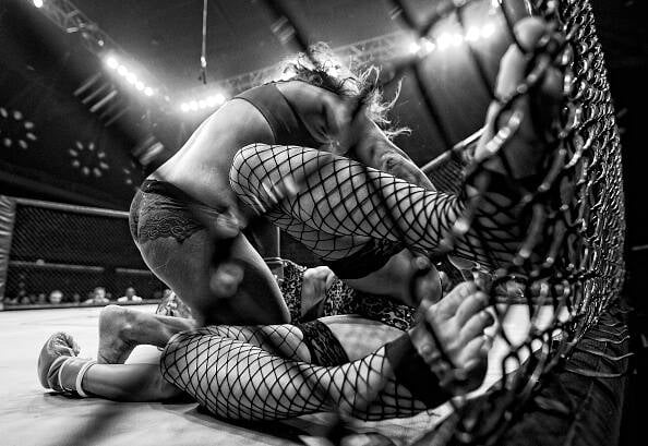 O LFC é uma mistura de MMA com WWE e as lutadoras usam apenas lingerie nos combates. Foto: Ethan Miller/Getty Images