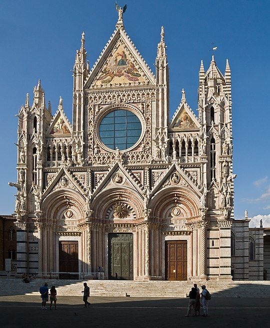 Catedral de Siena - Construída entre 1215 e 1263, tem uma lanterna na cúpula que foi projetada por Bernini, um dos mais prestigiados artistas plásticos da história. A fachada representa profetas, filósofos e apóstolos.  Reprodução: Flipar