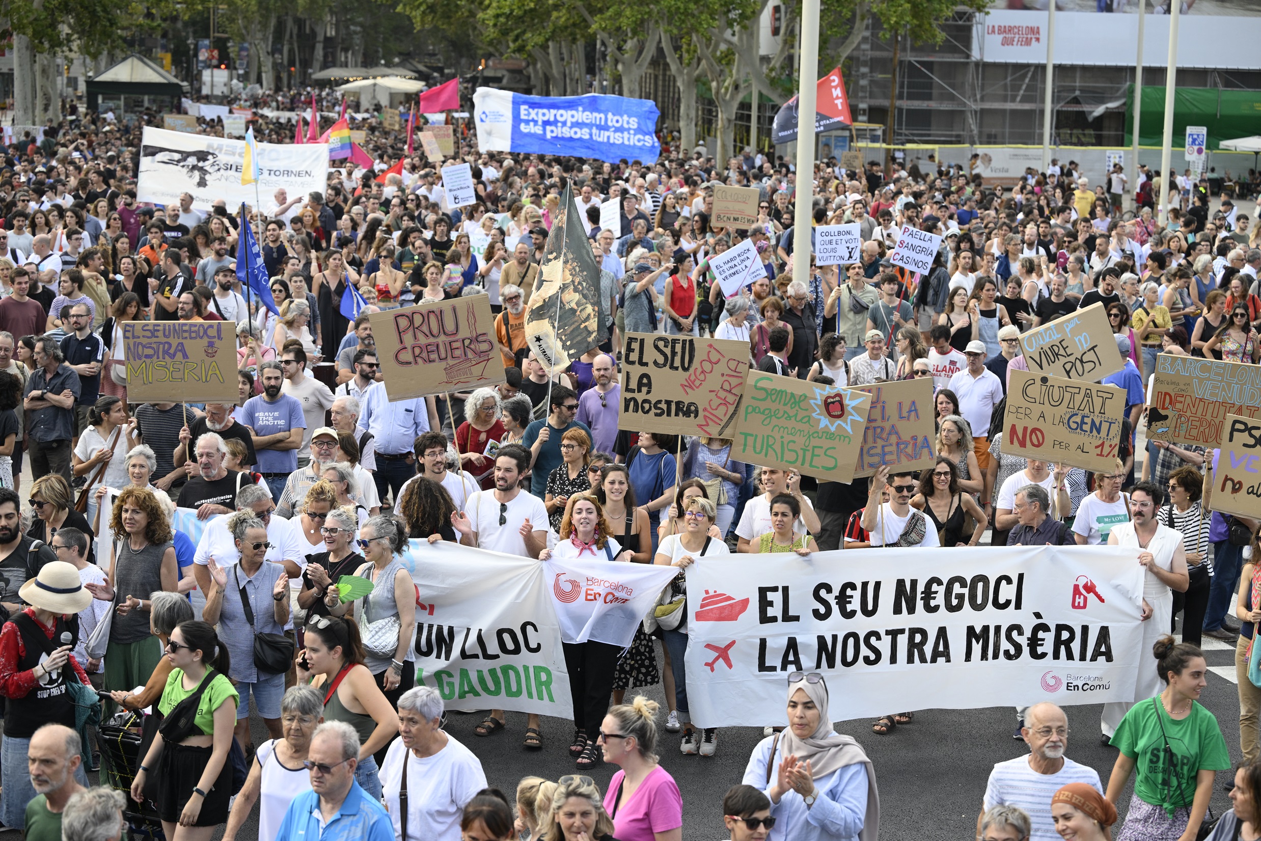 Manifestantes marcham durante protesto contra o turismo de massa no beco de Las Ramblas, em Barcelona, ​​em 6 de julho de 2024 Josep Lago/AFP