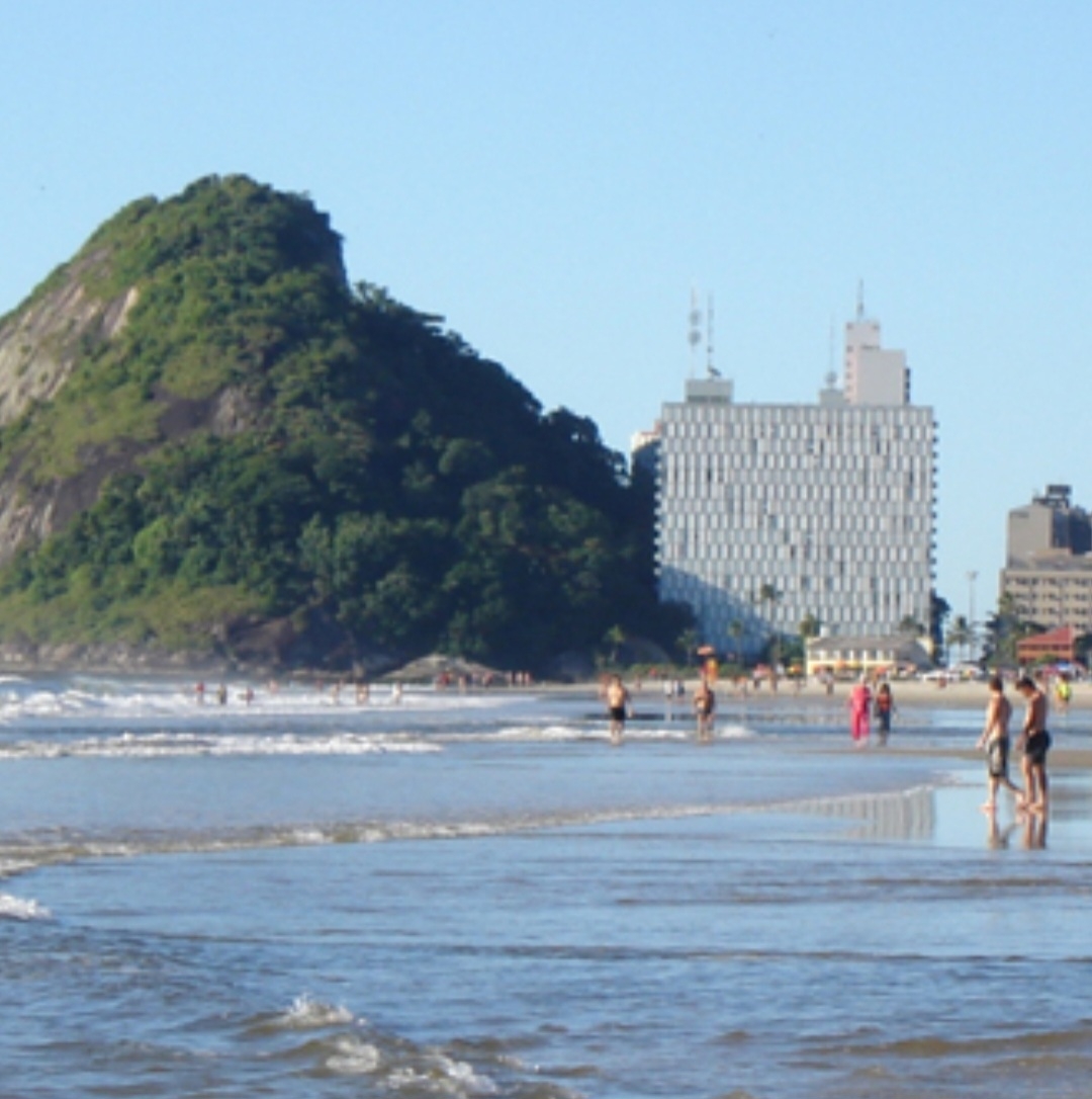 Outro lugar com mais gente do que casa, Matinhos, no litoral do Paraná, fez um grande investimento de R$ 314,9 milhões para ampliar a sua praia, usando 3,2 milhões de metros cúbicos de areia, o que equivale a 220 mil caminhões cheios!
 Reprodução: Flipar