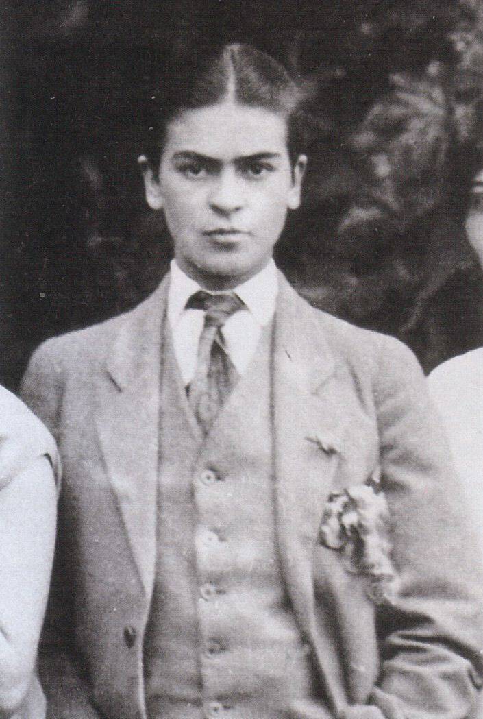 Frida Kahlo de terno. Ela se vestiu de homem na adolescência. Foto: Reprodução