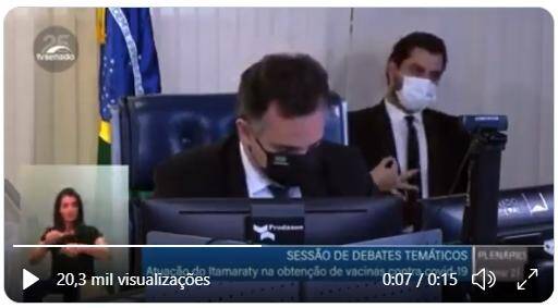 Filipe Martins faz sinal com a mão enquanto presidente do Senado discursa
. Foto: Reprodução Twitter