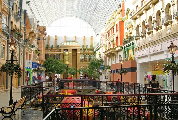 West Edmonton Mall (Edmonton, Canadá) - O empreendimento abrange 800 lojas e variadas alternativas de entretenimento como um parque aquático interno, pista de patinação no gelo, montanha russa e minipista de golfe. Reprodução: Flipar