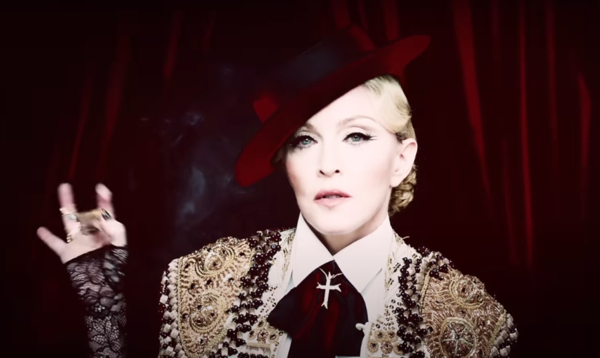 Segundo a cantora, espiritualidade é o que alimenta sua criatividade e coragem. Ela disse que sem essa conexão, o sucesso se torna vazio e insustentável. A artista defende, que é preciso cultivar valores internos, como compaixão, intuição e autenticidade, para se manter firme em meio às pressões externas da fama e da indústria. Reprodução: Flipar