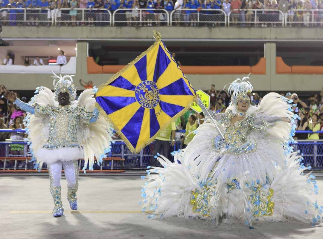 O mestre-sala possui a função de cortejar a porta-bandeira, além de mostrar e proteger, com orgulho, a bandeira de sua escola de samba. A porta-bandeira, por sua vez, tem a função de carregar e exibir a bandeira da escola, conduzindo-a com gestos leves, graciosos e de reverência. Reprodução: Flipar