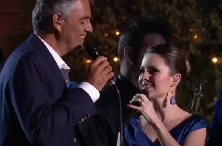Sandy também fará duetos especiais com Bocelli nos shows. Será a terceira vez que a cantora paulista de 41 anos irá se apresentar ao lado do tenor. 

 Reprodução: Flipar