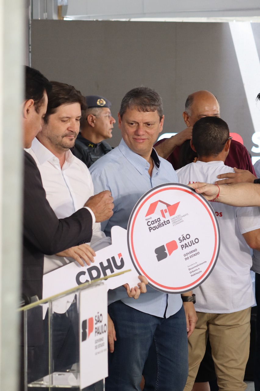 Tarcísio participa da entrega de mais de 550 moradias em SP. Foto: Reprodução/Gabriel Barros - Portal iG