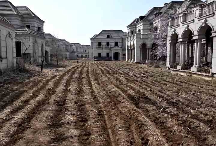 Comunidade das State Guest Mansions: uma série de casas enormes foi deixada para trás nos morros de Shenyang. Reprodução: Flipar