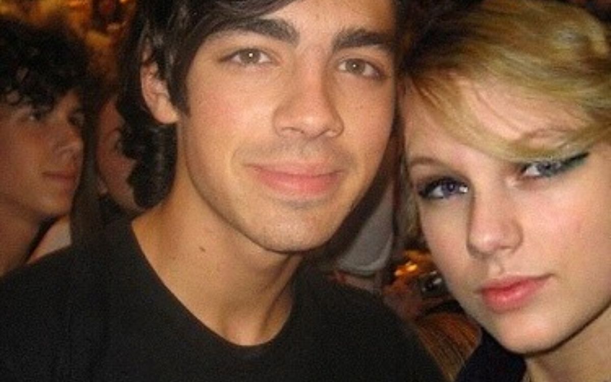 O cantor Joe Jonas terminou com Taylor por telefone em uma ligação de apenas 27 segundos, fato relatado pela artista em entrevistas. Músicas como Forever & Always e Last Kiss são associadas a esse período. Foto: X/Twitter