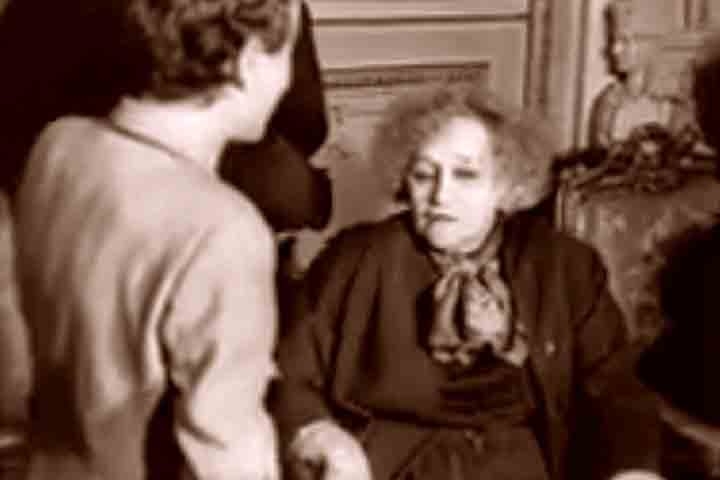 Na virada da década de 1960, Piaf passou por uma série de internações, cirurgias e crises de abstinência. Sofria de artrite reumatoide e de complicações hepáticas causadas pelo uso prolongado de medicamentos. 
 Reprodução: Flipar