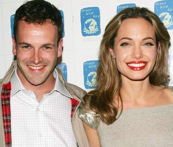 Angelina foi casada três vezes. Primeiro com o ator britânico Jonny Lee Miller (foto), de 1996 a 2000. O segundo matrimônio foi com Billy Bob Thornton, entre 2000 e 2003.
 Reprodução: Flipar