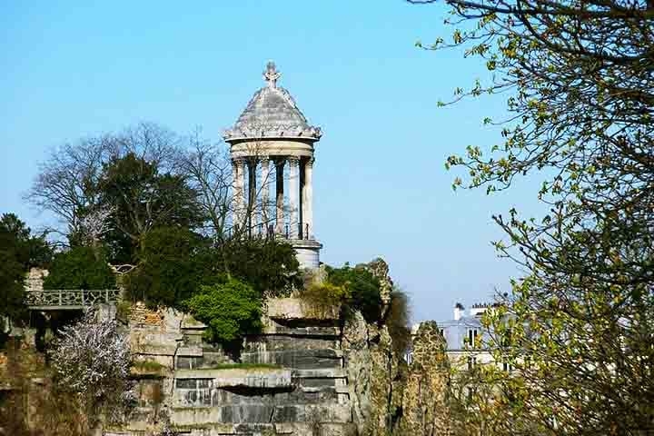 Paris, França – O coreto do Parc des Buttes-Chaumont foi construído em 1867 e é um dos mais antigos da cidade, recebendo concertos ao ar livre e festivais culturais.
 Reprodução: Flipar