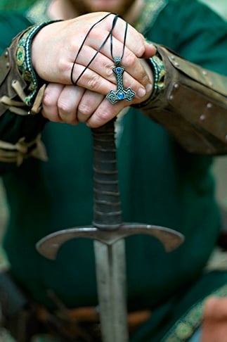  Consta também que cavaleiros penduravam amuletos de martelo de Thor nas armaduras ou nos armamentos para a proteção durante as batalhas. 