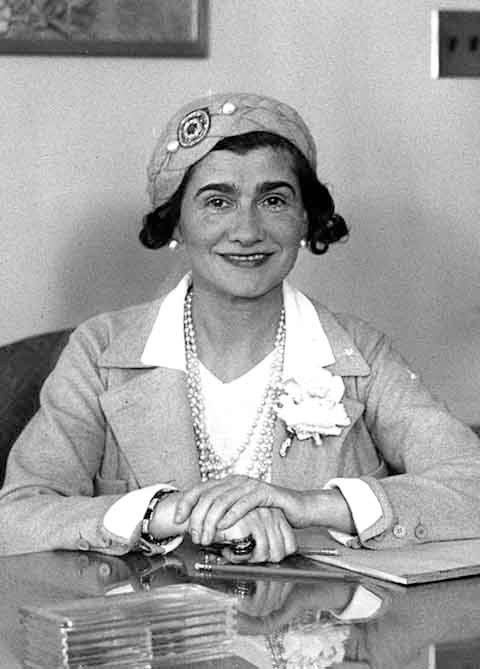 Há 142 anos, no dia 19 de agosto de 1883, nascia em Saumur, na França, Gabrielle Bonheur Chanel, nome que mais tarde se transformaria em um dos maiores ícones da moda: Coco Chanel. 
 Reprodução: Flipar