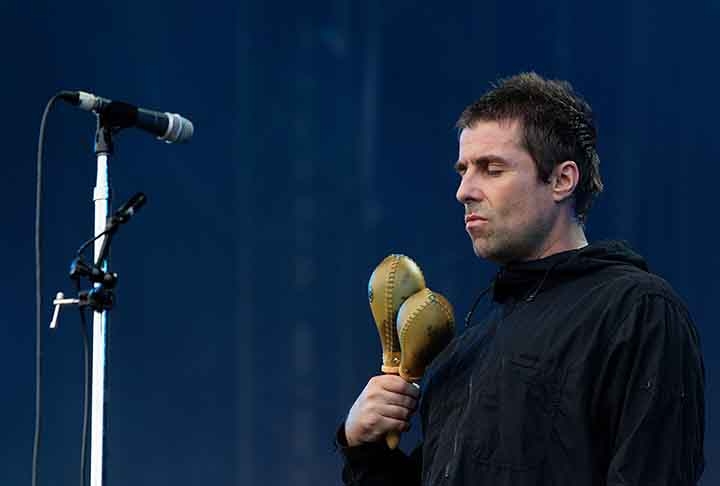 Como parte das comemorações pelo aniversário de três décadas do celebrado álbum, o Oasis lançou na ocasião uma versão da faixa “Sad Song” com Liam Gallagher nos vocais. Na gravação original de 1994 quem canta é Noel, compositor da música. 
 Reprodução: Flipar