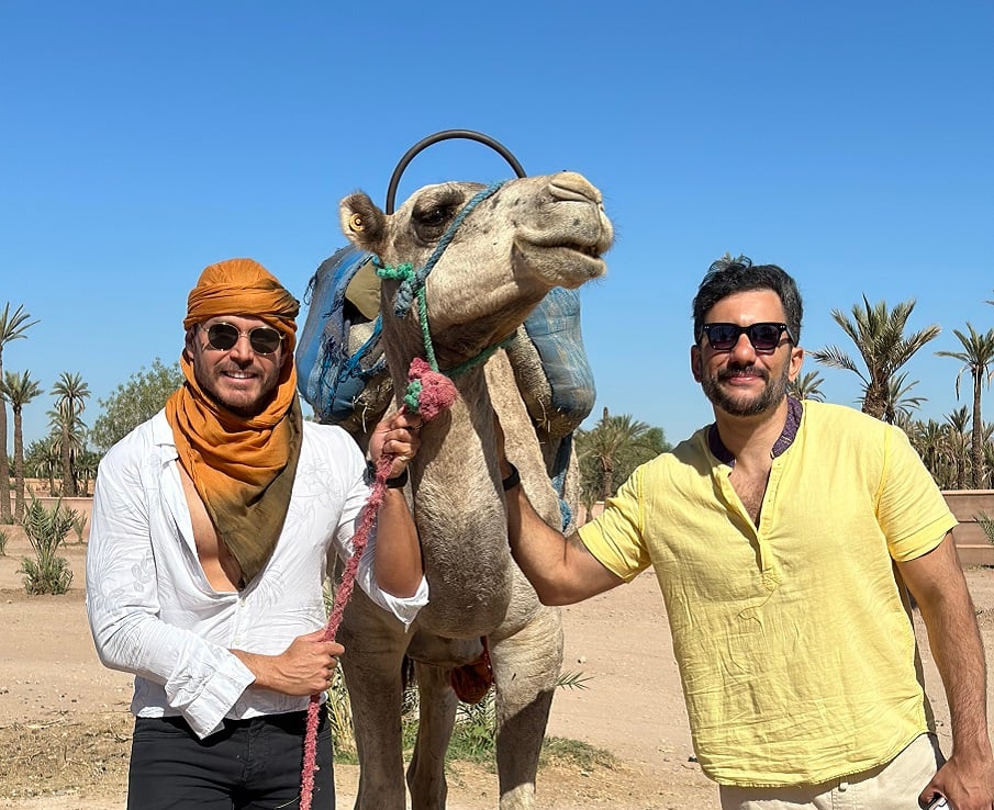 O casal aventureiro Franklin David e Vitor Vianna estiveram no Marrocos após o terremoto que atingiu o país africano