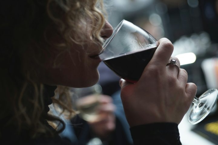 O vinho usado no Vaticano precisa atender a regras específicas. Uma delas é que ele deve ser mais escuro do que os vinhos comuns. Reprodução: Flipar