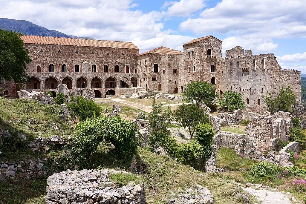 Mystras (Grécia) - Fica na região de Lacônia e foi erguida em 1249 pelo príncipe de Acaia, Guilherme de Villehardouin, em torno de uma fortaleza. Representou o último centro de cultura bizantina.A aldeia tem apenas cerca de 600 habitantes. Reprodução: Flipar