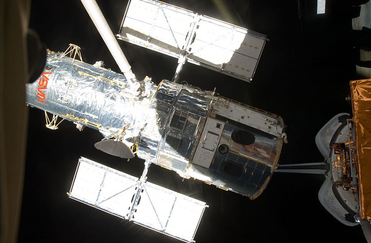 O telescópio Hubble capta energia através de dois painéis solares, cada um com 30 m².  Ele pesa 11 toneladas e mede 13,2m de comprimento e 4,2m de diâmetro. Dentro do telescópio, há um espelho/refletor de 2,40 m de diâmetro.  Reprodução: Flipar