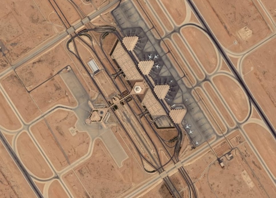 O Aeroporto Internacional King Salman tem um projeto arquitetônico de ponta que combina funcionalidade e inovação estética. E deverá mais que duplicar a capacidade do atual Aeroporto Internacional King Khalid (foto). Reprodução: Flipar