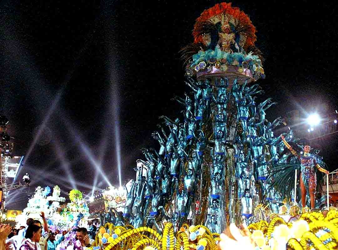 As Escolas de Samba que não retirarem suas Alegorias da Área de Dispersão (Artigo 23), dentro do tempo fixado, são multadas. Em 2025, o valor é de  R$ 80 mil. Se as alegorias não tiverem ganchos específicos para a remoção a multa chega a R$ 150 mil.  Reprodução: Flipar