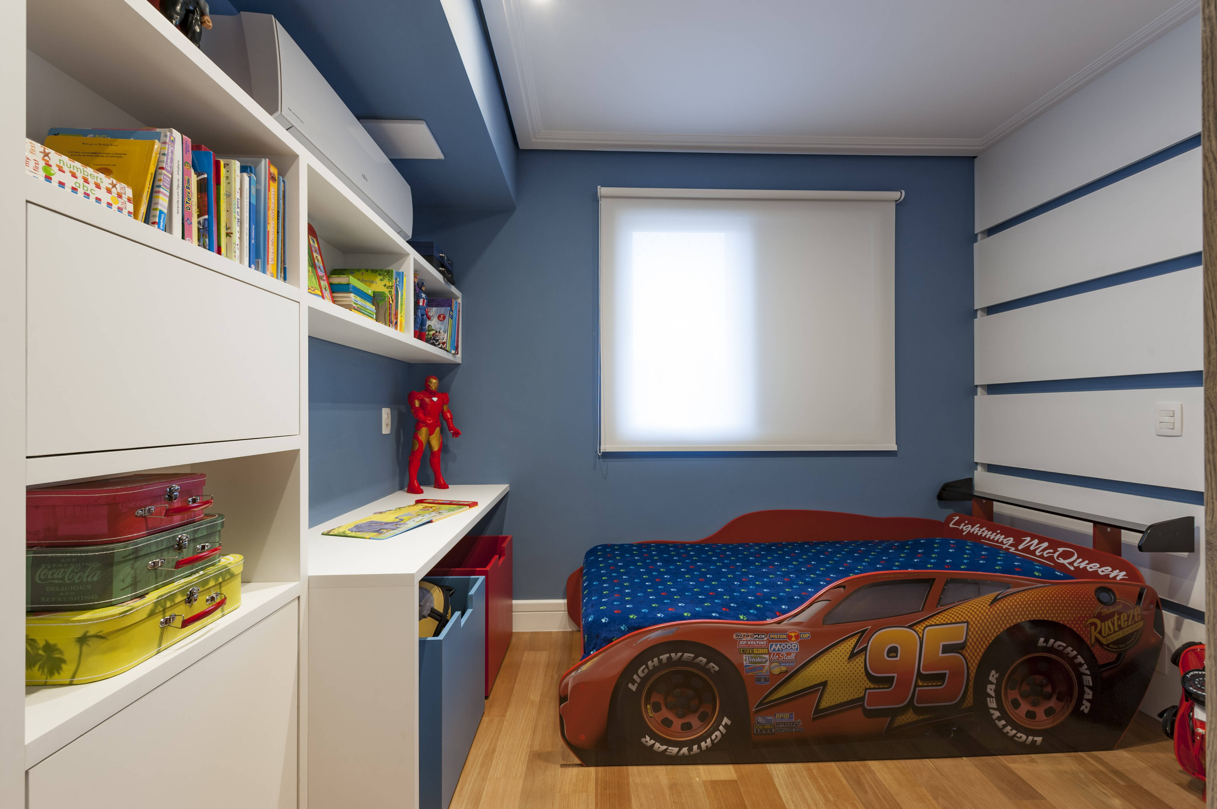 Este quarto de Cristiane Schiavoni foi decorado com livros e bonecos do morador; a cama que faz referência ao personagem Relâmpago McQueen, do filme Carros, é um charme a parte. Foto: Carlos Piratininga