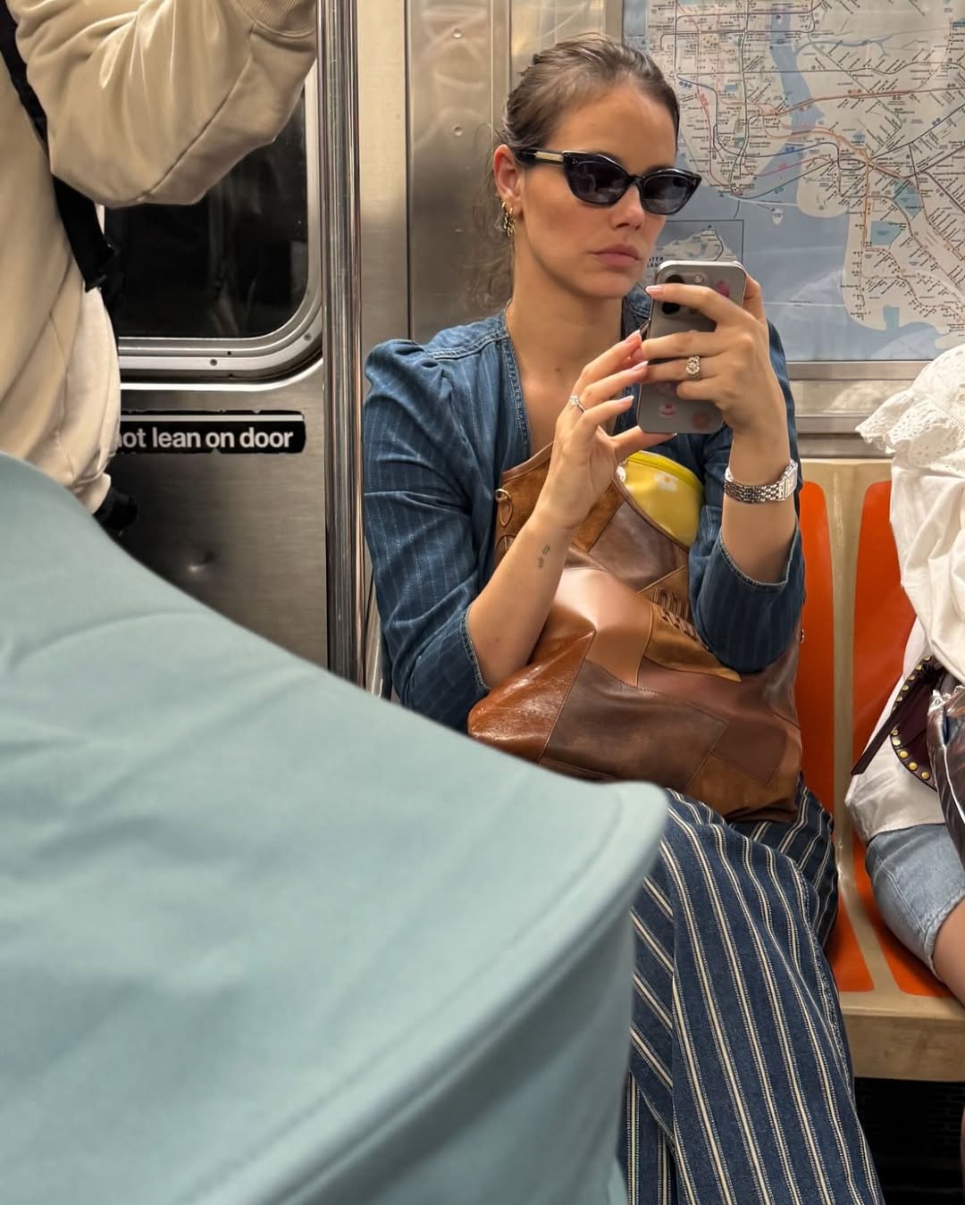 Laura Neiva no metrô. Foto: Reprodução Instagram