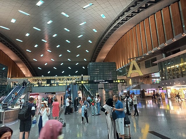 Ele foi eleito o Melhor Aeroporto do Planeta (World Airports Awards), seguido do Aeroporto Haneda, no Japão (2º colocado) e Changi, em Singapura (3º). Hamad tem amplos corredores de check-in e diversos balcões de atendimento e controle de segurança capaz de fazer uma liberação rápida. Reprodução: Flipar