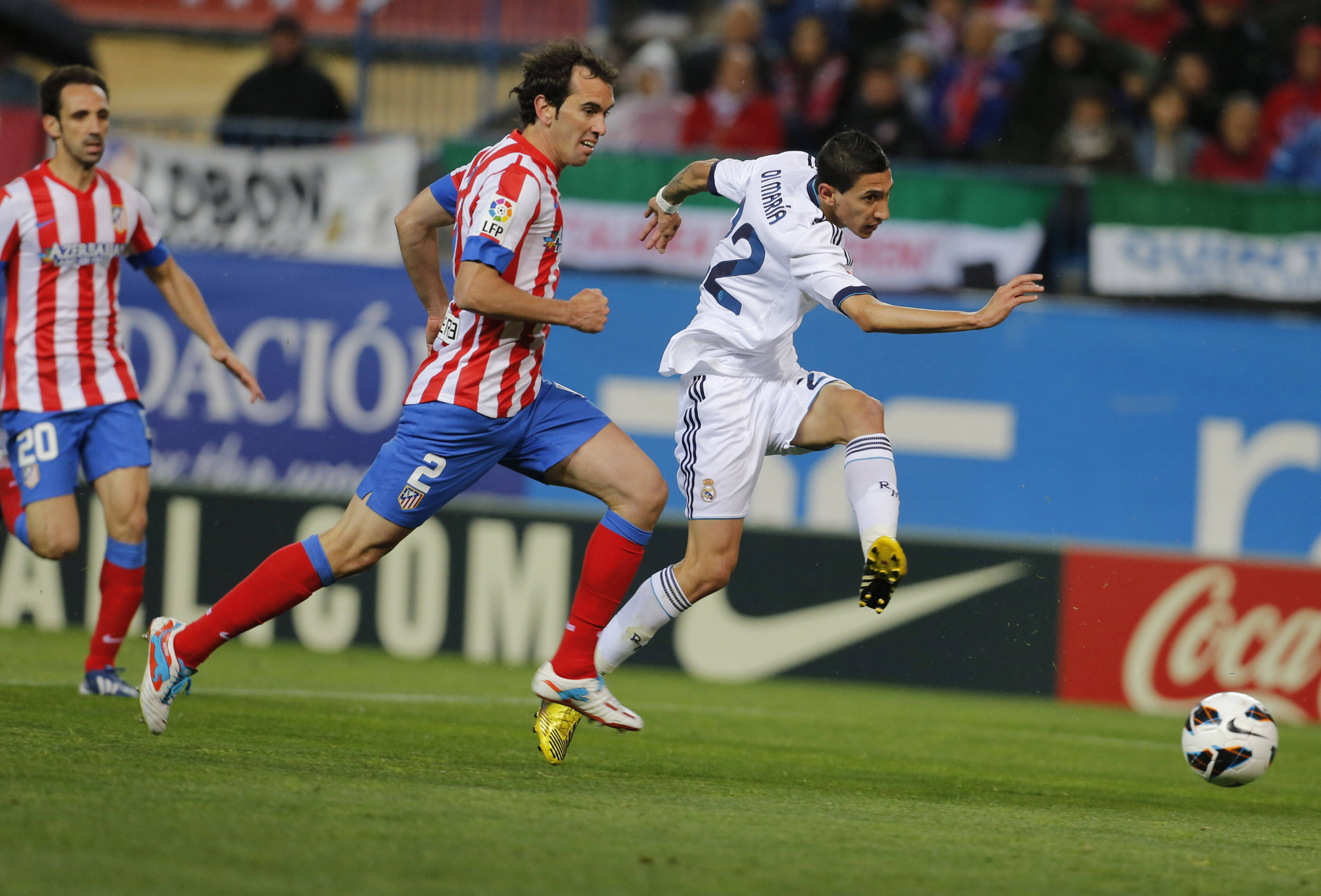 Di Maria arrisca chute ao gol do Atlético de Madri. Argentino deixou sua marca no jogo Paul White/AP