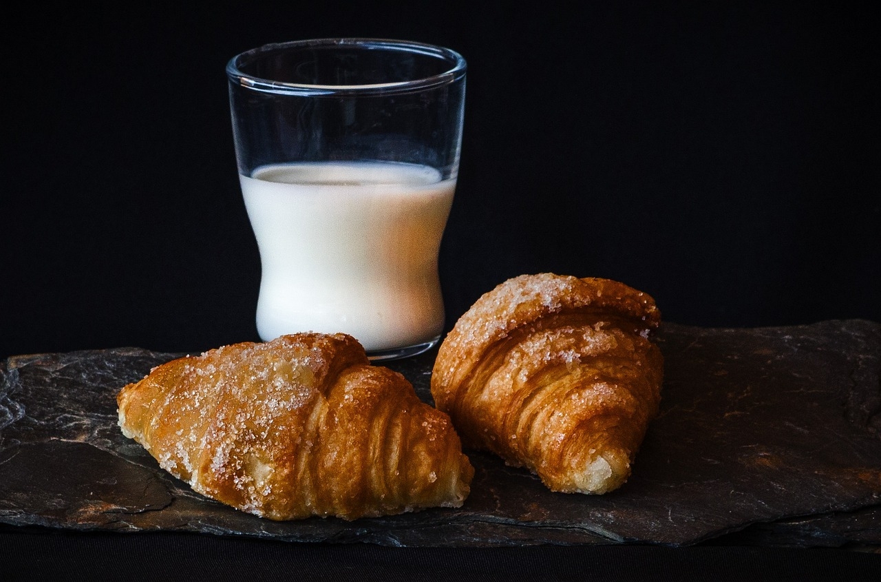 Com o passar do tempo, o croissant se tornou um símbolo da cultura francesa e um elemento essencial no café da manhã parisiense.  Reprodução: Flipar