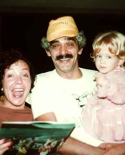 Ela é filha única e perdeu o pai, o advogado Julio Braz, quando tinha apenas 12 anos. Leandra cresceu ao lado da mãe e de amigos artistas, como Dias Gomes e Grande Otelo, que influenciaram sua escolha pela carreira artística.
 Reprodução: Flipar