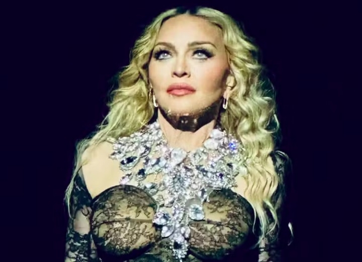 No sábado, dia 4 de maio, Madonna faz show na praia de Copacabana, no Rio de Janeiro, que encerra a turnê “The Celebration”, em comemoração aos seus 40 anos de carreira. 

 Reprodução: Flipar