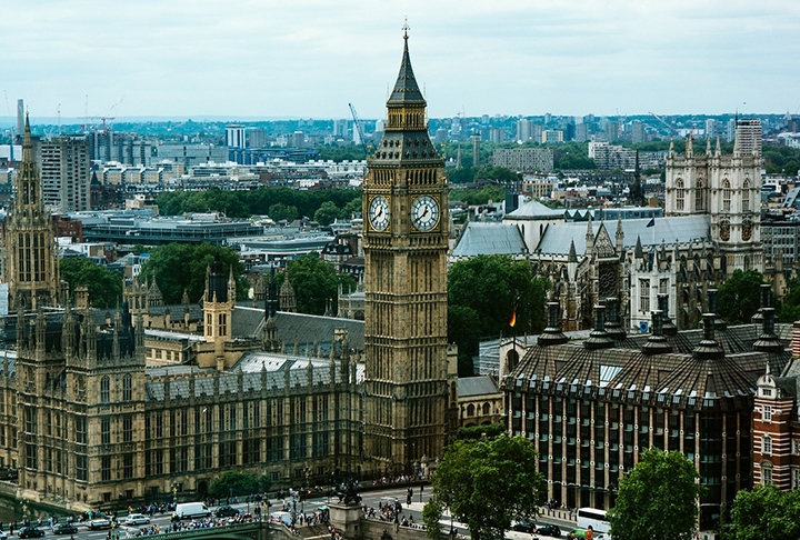 #6- A torre do Big Ben tem uma altura total de 96 metros e é uma das atrações mais visitadas em Londres. Seu estilo arquitetônico é uma mistura de elementos góticos e renascentistas, o que confere um visual imponente e magnífico ao local. Reprodução: Flipar