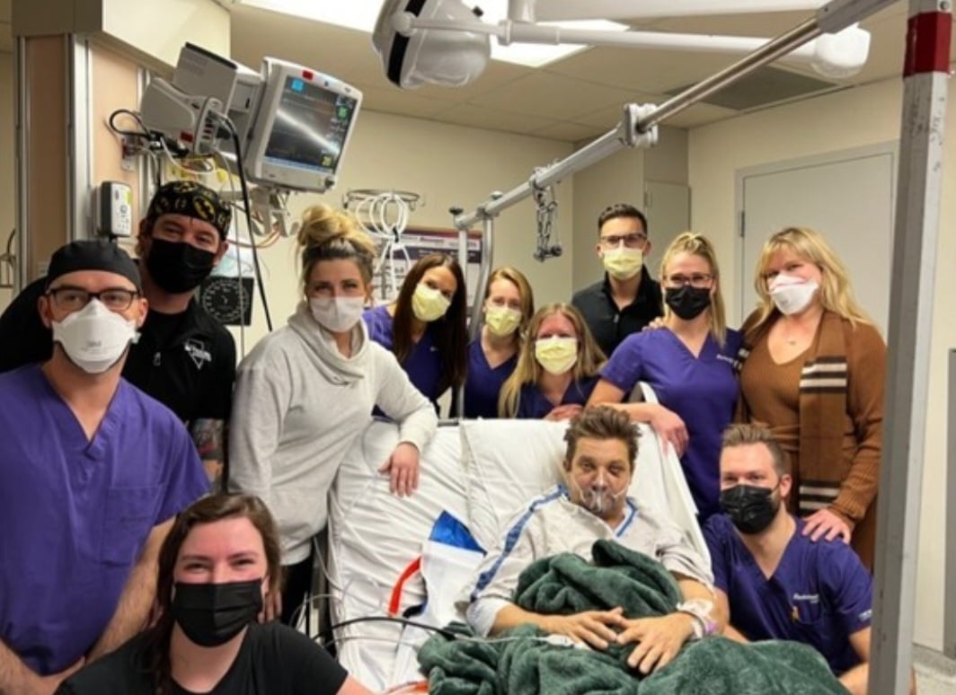 Na postagem, o ator republicou foto da época em que ficou internado devido ao acidente. “Feliz Ano Novo com bênçãos para todos vocês…. Entrando no meu segundo ‘ReNascimento’ hoje. Envio meu amor, respeito e gratidão pelo exército de pessoas que foram necessárias para me recompor. Obrigado a cada enfermeira, médico, socorrista… Eu literalmente devo minha vida a vocês“, escreveu.
 Reprodução: Flipar