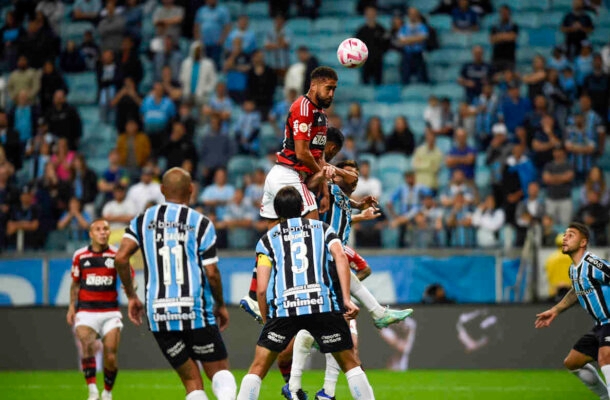 A primeira derrota veio no terceiro jogo, fora de casa, contra o Grêmio por 3 a 2. Tite chegou a ser criticado pelas substituições que fez na partida. Foto: Marcelo Cortes / CRF
