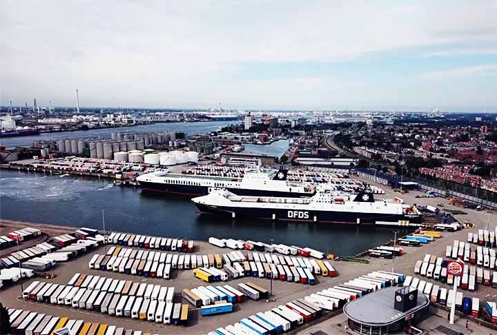 O Porto de Roterdã é o maior da Europa e um dos principais centros logísticos do mundo. Localizado no delta dos rios Reno e Mosa, na Holanda, o porto possui uma infraestrutura avançada, com terminais para contêineres, grãos e carga geral.  Reprodução: Flipar